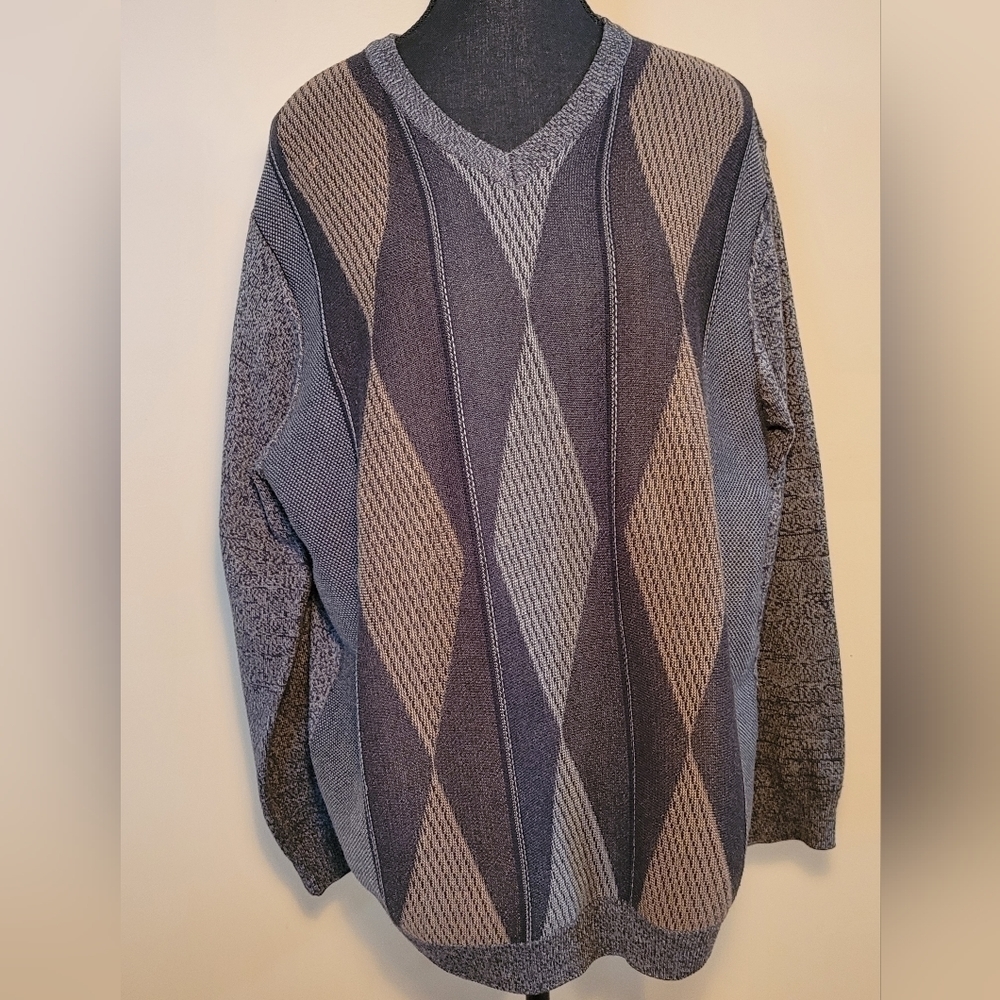 ARNOLD PALMER V-Neck Sweater with Diamond Pattern, Size Large